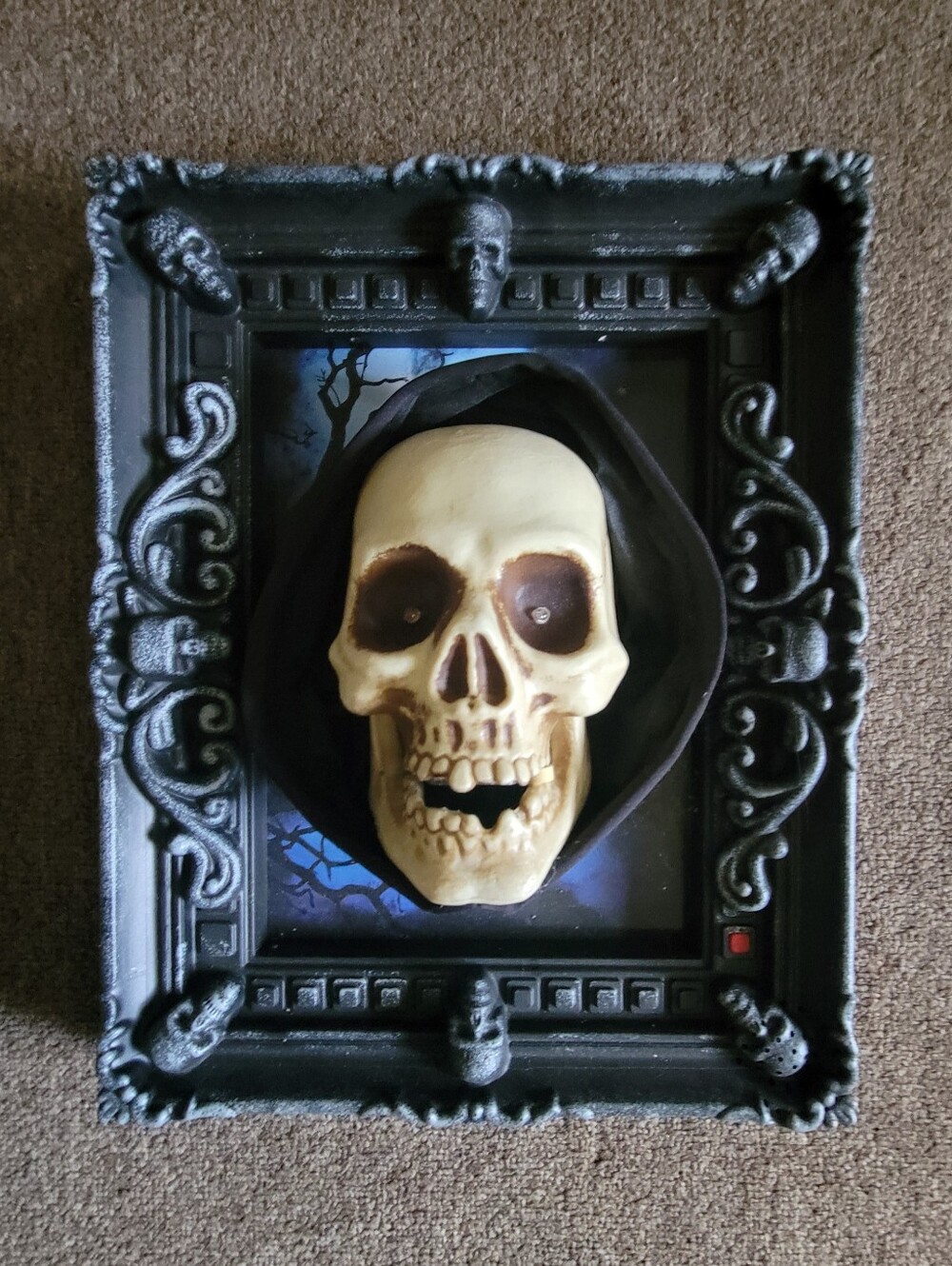 Halloween Light Up TALKING SKULL with Spooky Background Picture Frame Decor